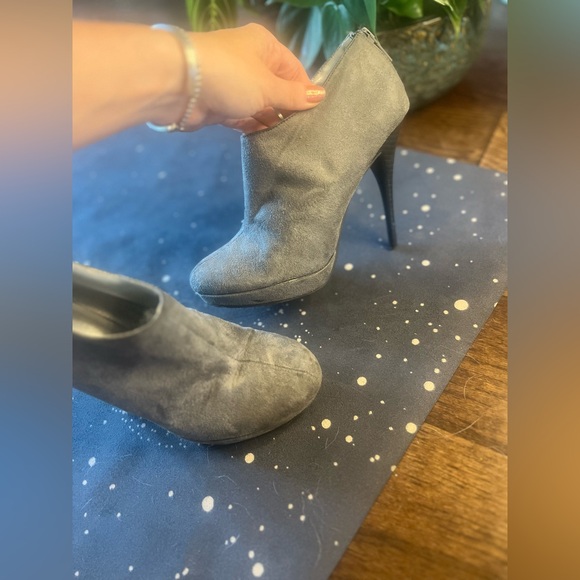 Michael Antonio Bootie Heels, Grey Suede Ankle Boots 8.5 - Picture 7 of 7